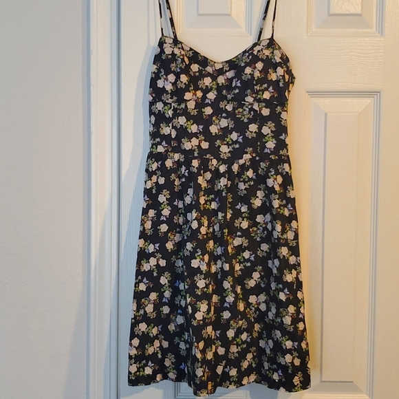 Size 4 H&M adorable sundress - Picture 1 of 4